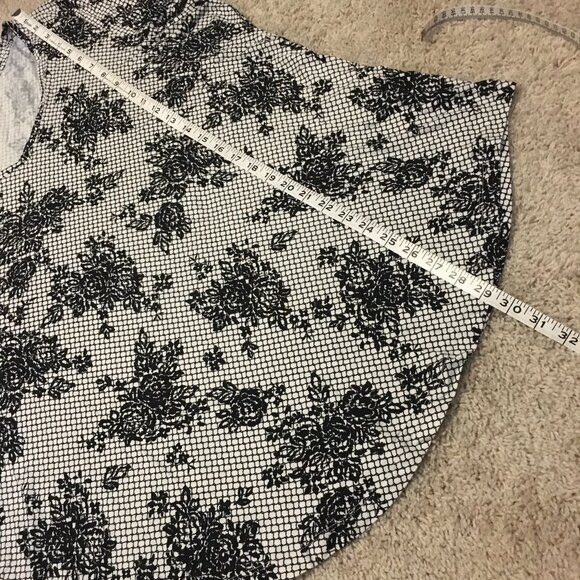 Michel Studio B&W Floral Lace Print Stretchy V-Neck Modern Tee - Picture 15 of 16